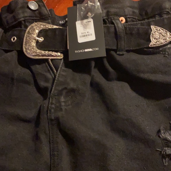 Black shorts with removable belt - Picture 4 of 4